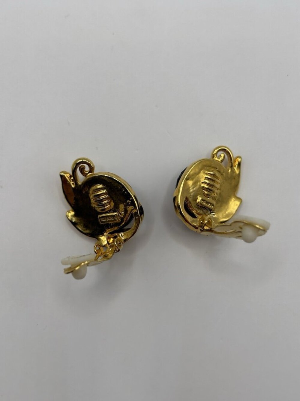 Vintage Trifari Black Cabochon Gold Tone Leaf Clip On Earrings Christmas Gift - Picture 6 of 12